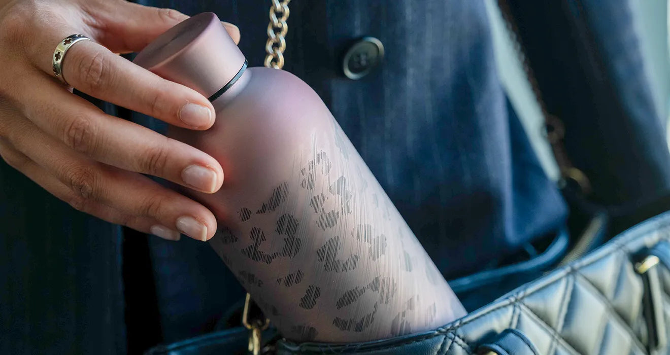 Die Edelstahl Trinkflasche Designer Edition ist in trendigen Farben und Muster erhältlich