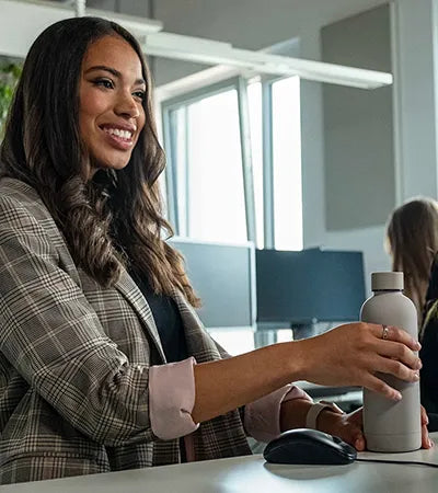Edelstahl Trinkflasche geeignet fürs Büro hält den Tee über 12 Stunden warm