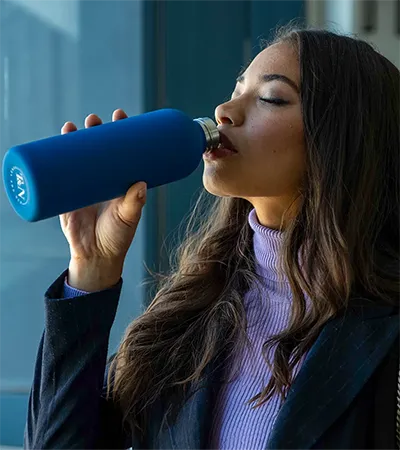 Edelstahl Trinkflasche doppelwandig ist absolut zuverlässig und fürs Büro geeignet