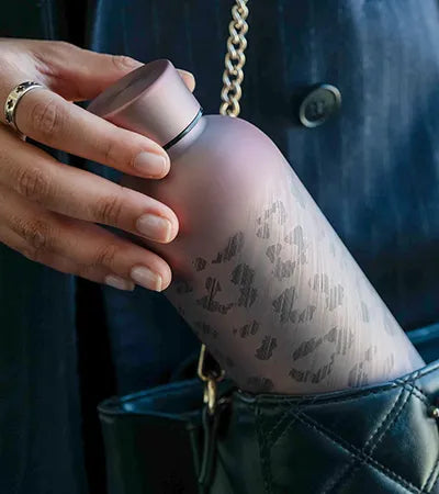 Die Trinkflasche mit Leoparden Muster 500ml hält 12 Stunden heiß und 24 Stunden kalt.