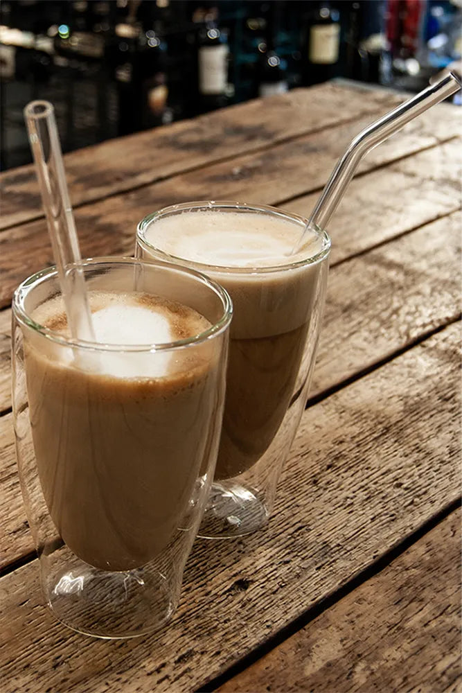 Trinken Sie Kaffe mit Glastrinkhalmen für weisse Zähne