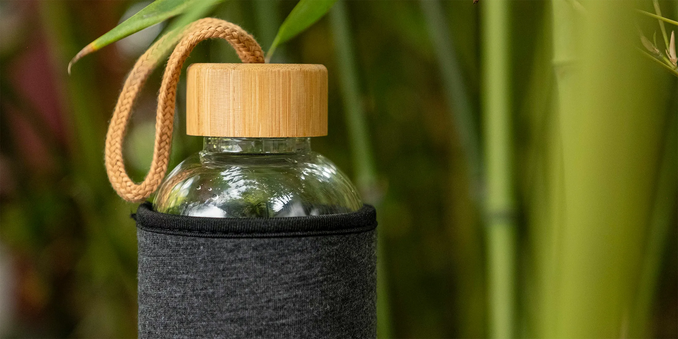 Glasflasche mit FSC zertifiziertem Bambusdeckel in 1l, 750ml, 500ml mit Neoprenhülle