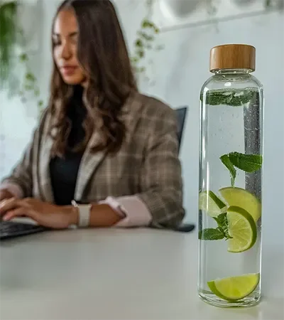 Die Glasflasche von TRENDY AND NEW ist absolut zuverlässig und fürs Büro geeignet
