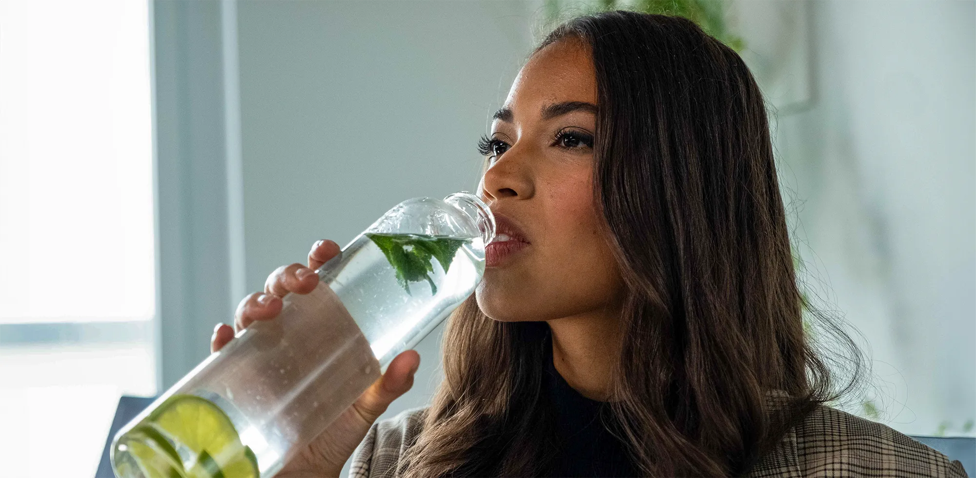Trinkflasche aus Glas perfekt geeignet für das Büro. Trinke immer genug Wasser.