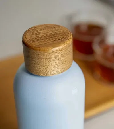 Isolierflasche von TRENDY AND NEW mit FSC zertifizierter Holzdeckel aus Akazie