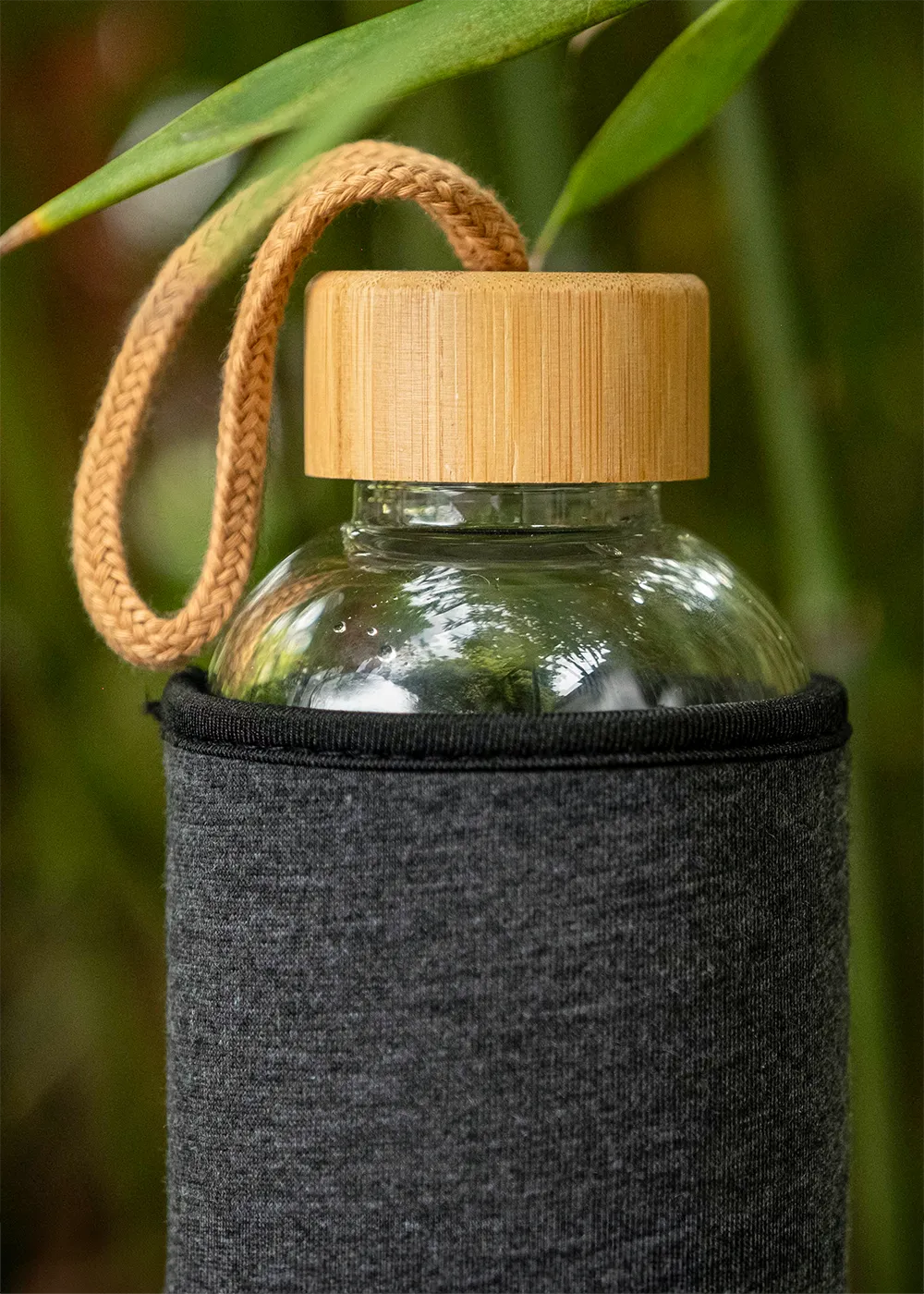 Glasflasche mit Schutzhülle und FSC zertifiziertem Bambus Deckel