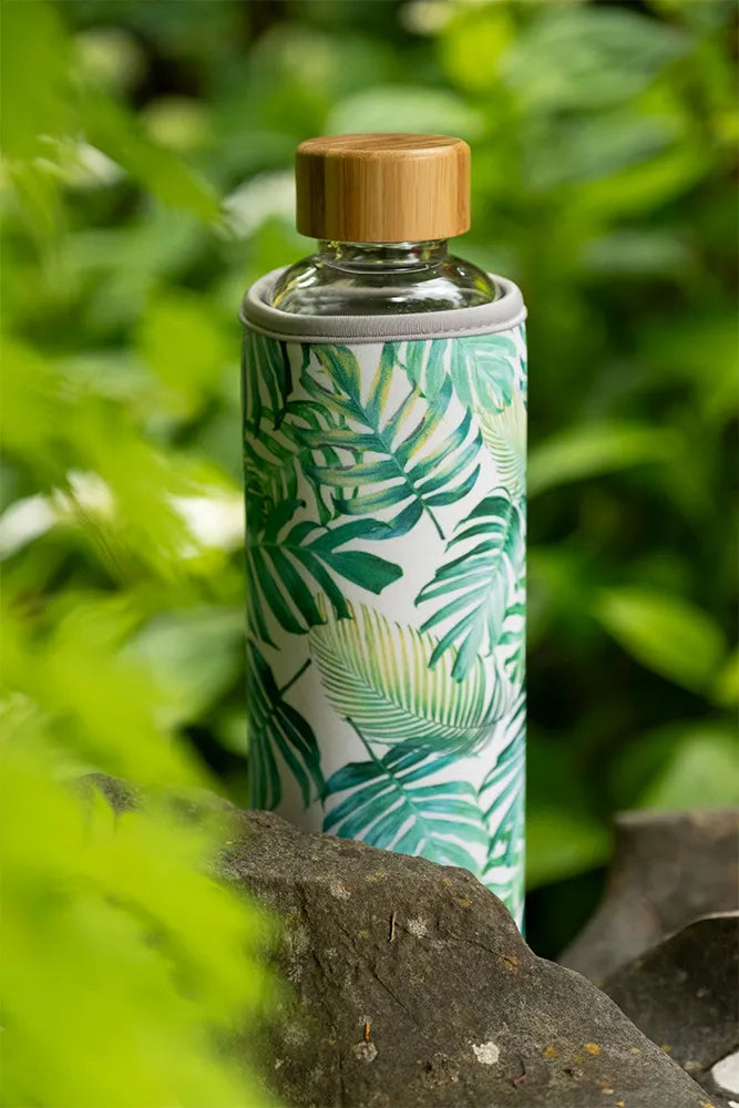 Glasflasche mit Bambus Holzdeckel und Blattmuster Hülle als Geschenk für Frau oder Freundin geeignet - TRENDY AND NEW