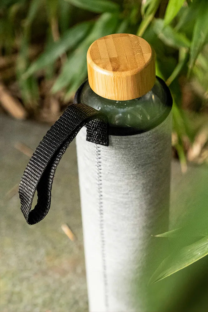 T&N Glasflasche 750ml mit Bambus Holzdeckel und Schutzhülle, nachhaltig und robust - TRENDY AND NEW