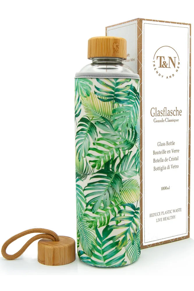 T&N Glasflasche 1l Tropical Leaves Edition mit Blattmuster Bambus Holzdeckel plastikfreie Verpackung als Geschenk geeignet - TRENDY AND NEW