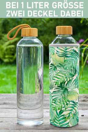 Nachhaltige, robuste Glastrinkflasche 1l mit Palmen Blatt Muster Hülle und Bambus Holz Deckel - TRENDY AND NEW