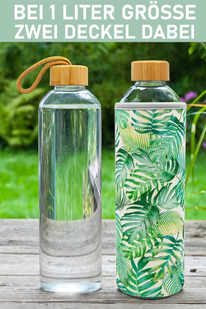 Nachhaltige, robuste Glastrinkflasche 1l mit Palmen Blatt Muster Hülle und Bambus Holz Deckel - TRENDY AND NEW