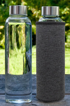 Nachhaltige Flasche aus Glas mit Schutzhülle als Geschenk geeignet - TRENDY AND NEW