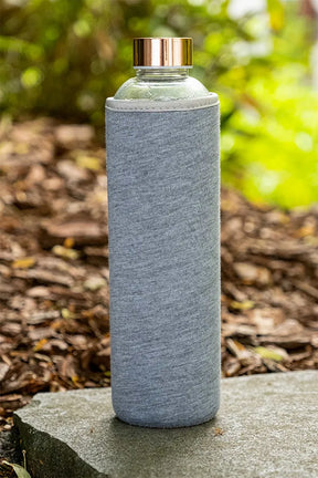 Nachhaltige Glastrinkflasche mit schickem Roségold Deckel und grauer Hülle - TRENDY AND NEW