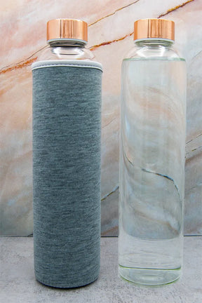 Moderne Glasflasche mit Roségold Deckel und griffiger Hülle - TRENDY AND NEW