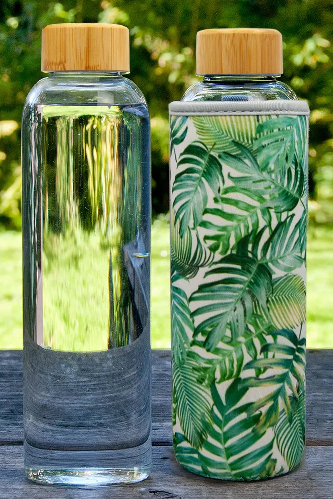 Nachhaltige Glasflasche mit Bambus Holzdeckel und Hülle mit Palmen Blatt Muster - TRENDY AND NEW