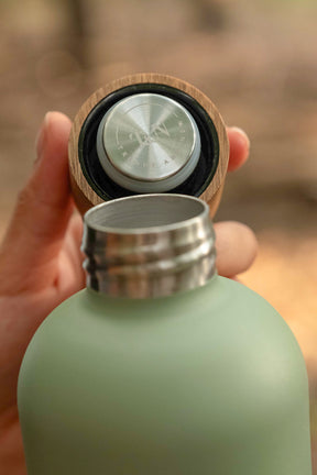 T&N Edelstahl Trinkflasche olivgrün mit Holzdeckel die Getränke kommen nur mit Edelstahl und Lebensmittelechtem Silikon in Kontakt - TRENDY AND NEW