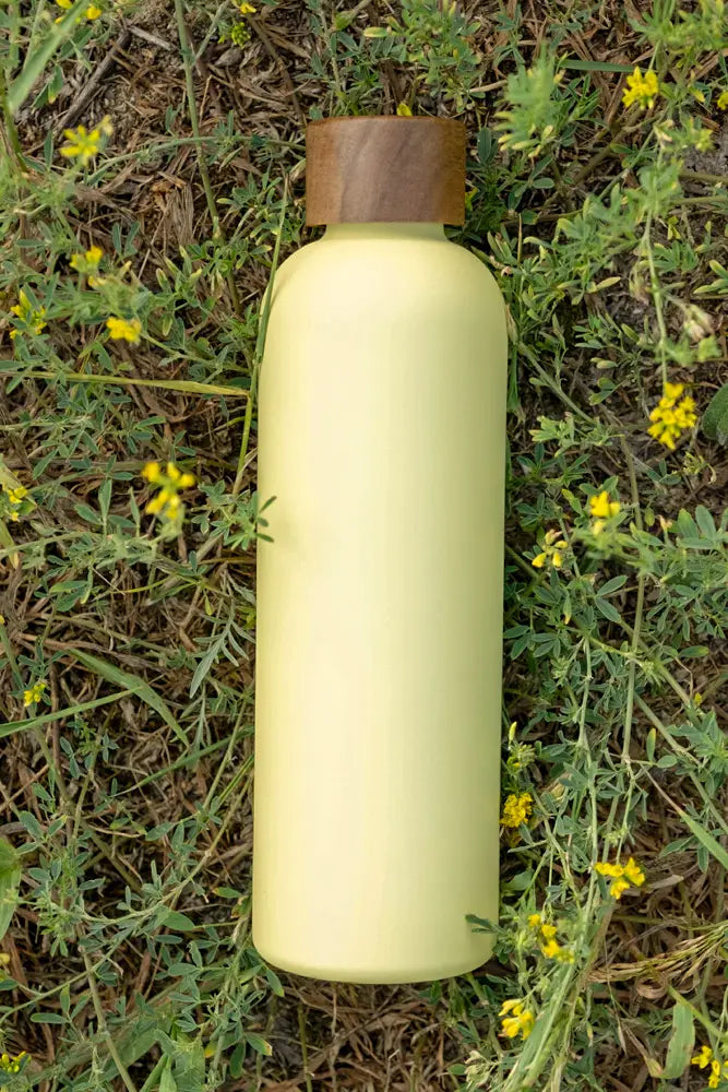 Nachhaltige Thermosflasche mit Holzdeckel hält lange warm und kalt