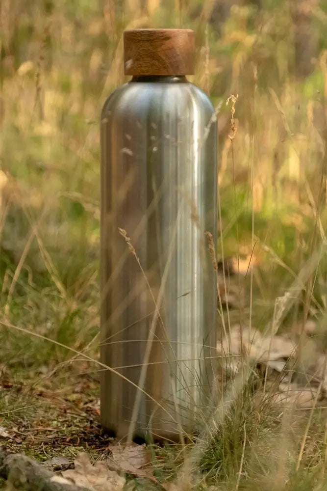 Nachhaltige Trinkflasche aus gebürstetem Edelstahl und wunderschönem Holzdeckel